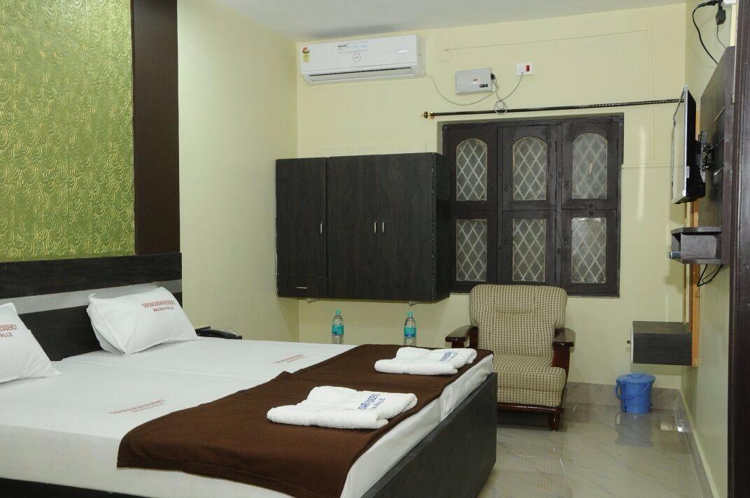 Tripura Sundari Residency Hotel Madanapalle Bagian luar foto